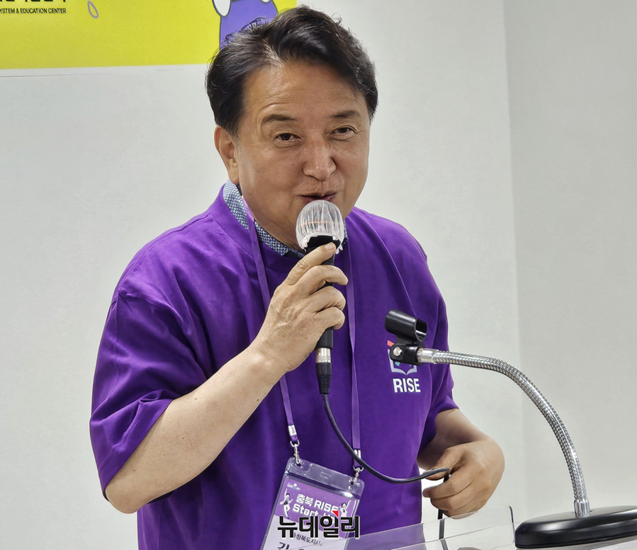 ▲ 김영환 충북도지사(충북RISE 공동위원장)는 13일 2025 충북 RISE 서포터주 2기 발대식에 참석해 “서로 다른 문화가 만나야 새로운 창조가 가능하다”며 충북RISE 서포터즈들에게 글로벌 소통과 융합의 역할을 당부했다. 
ⓒ김정원 기자