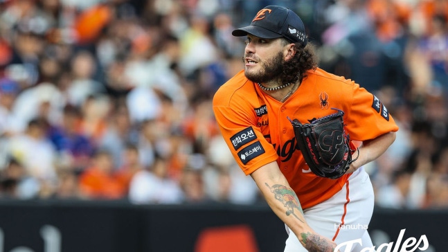 ▲ 한화 에이스 폰세 선수가 키움전에서 역투하고 있다.