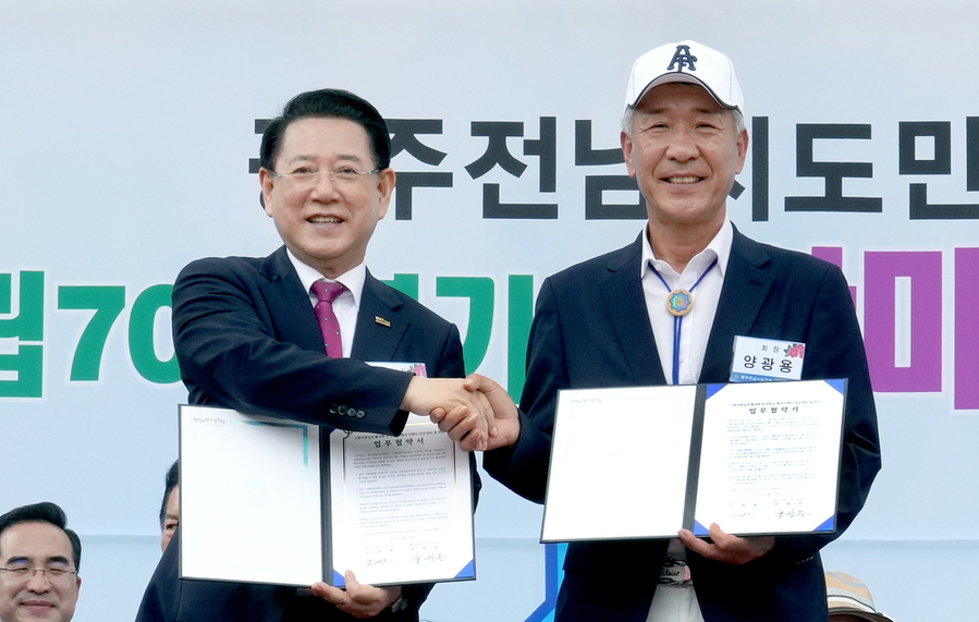 ▲ 김영록 전라남도지사가 13일 경기도 부천종합운동장에서 열린 ‘광주전남시도민회 한마음 대축제’에서 광주전남시도민회 양광용회장과 ‘고향사랑실천 활성화’ 업무협약을 하고 있다.ⓒ 전라남도 제공