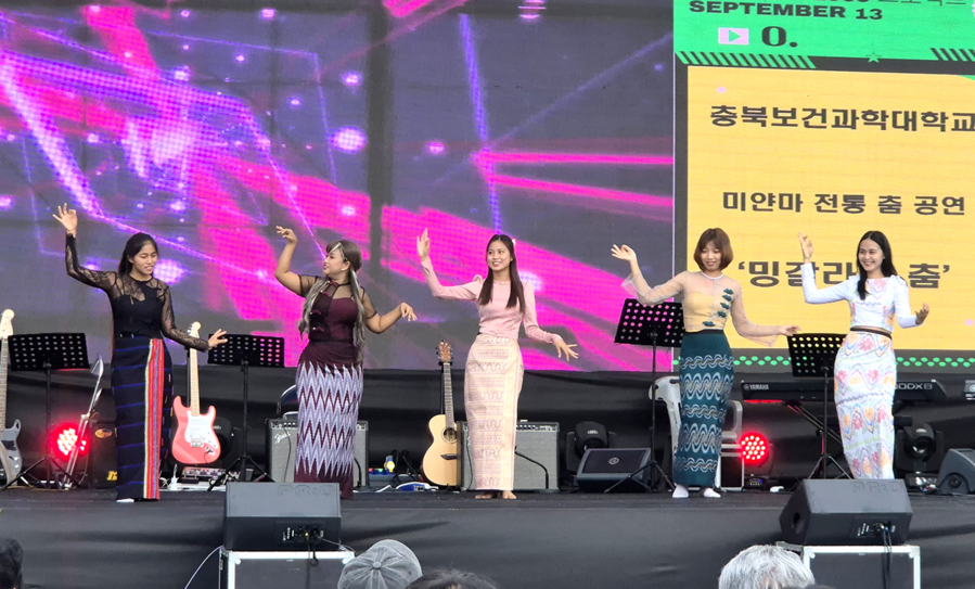 ▲ 충북보건과학대학교가 청주 용두사지 철당간 광장에서 열린 ‘충북 RISE START-UP Festival’에서 외국인 학생들이 공연을 하고 있다.ⓒ충북보건과학대학교