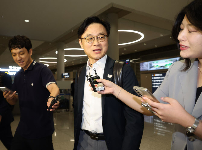 ▲ 미국 현지에서 한미 관세협상 관련 후속 협의를 한 김정관 산업통상자원부 장관이 14일 오전 영종도 인천국제공항을 통해 귀국하고 있다. ⓒ연합뉴스