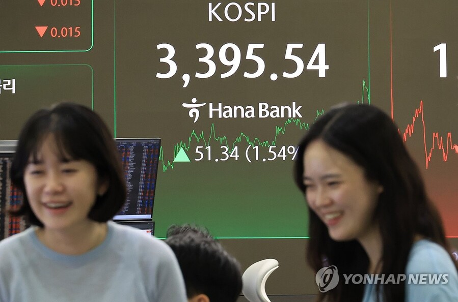 ▲ 개장하자마자 사상 최고치를 갈아치운 코스피가 장중 거듭 최고 기록을 경신한 12일 서울 중구 하나은행 본점에서 직원들이 증시와 환율을 모니터 하고 있다. ⓒ연합뉴스