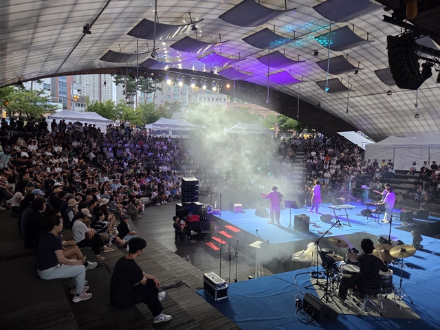 ▲ 13일 수원 광교호수공원 마당극장에서 열린 ‘2025 전국 청소년 음악경연대회’에서 시민들이 공연을 관람하고 있다. ⓒ홍완식기자