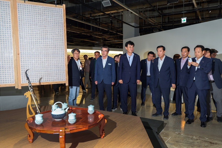 ▲ 2025 청주공예비엔날레를 관람하는 김동일 보령시장 등 전국시장군수구청장 협의회원들.ⓒ2025 청주공예비엔날레조직위