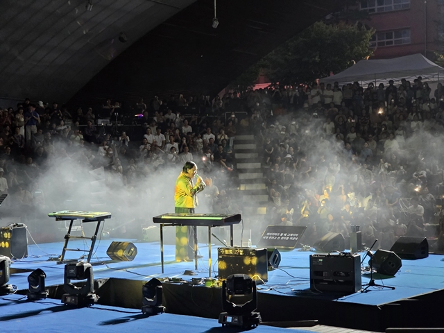 ▲ 13일 수원 광교호수공원 마당극장에서 열린 '2025 전국 청소년 음악경연대회'에서 가수 조째즈가 축하공연을 하고 있다. ⓒ홍완식기자