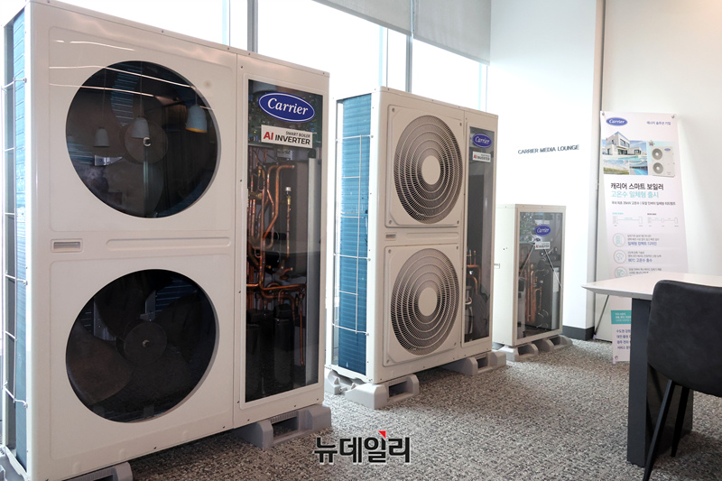 ▲ 대회의실 부근 라운지에 전시된 오텍캐리어 제품 모습. ⓒ뉴데일리DB