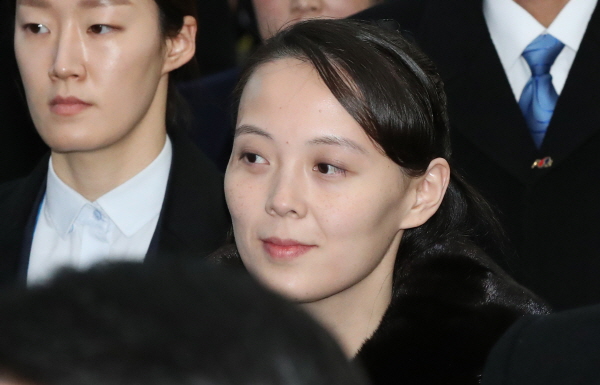 ▲ 북한 김정은의 친동생 김여정이 평창동계올림픽 북측 고위급대표단과 함께 지난 2018년 2월 9일 오후 강원 평창군 진부역에 도착, 평창올림픽스타디움에서 열리는 개막식에 참석하기 위해 이동하는 모습. ⓒ뉴시스