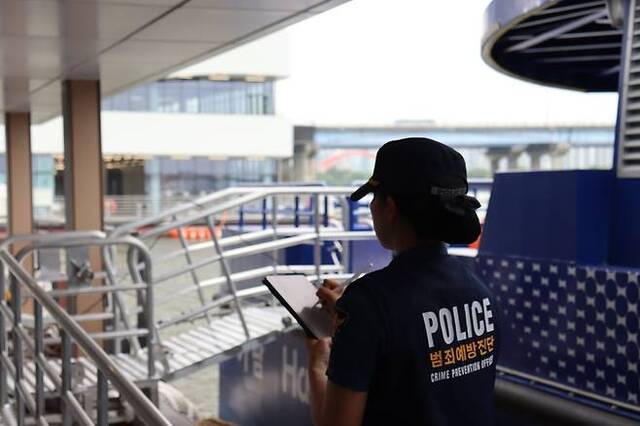 ▲ 경찰이 한강버스 선착장에서 사전 범죄 예방 진단을 실시하고 있다. 출처=서울경찰청ⓒ연합뉴스