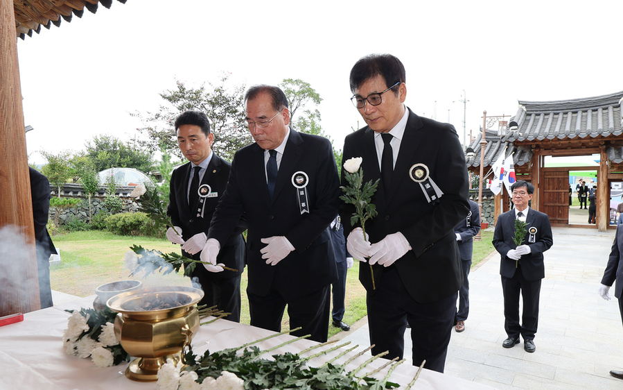▲ 12일 월야면에서 거행된 남일 심수택 의병장 추모식.헌화 모습_왼쪽부터 이남오 함평군의회 의장, 이개호 국회의원, 이상익 함평군수ⓒ함평군 제공 ▲ 12일 월야면에서 거행된 남일 심수택 의병장 추모식.헌화 모습_왼쪽부터 이남오 함평군의회 의장, 이개호 국회의원, 이상익 함평군수ⓒ함평군 제공