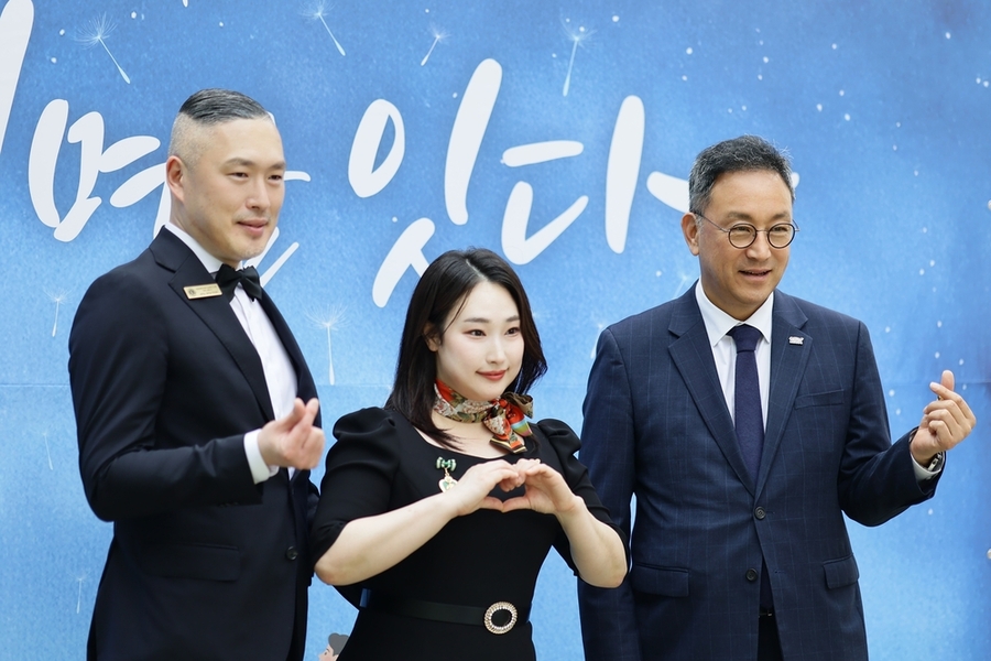 ▲ '2025년 생명나눔 기증자 기념행사'에서 장기조직 기증자의 장묘 후원을 통해 기증자의 숭고한 희생을 기리고 유족의 생명나눔 결정을 존중하는 인도주의 문화 확산에 기여한 공로로 국회 보건복지위원회 상임위원장 표창을 수상후 기념촬영을 하고있다.(왼쪽부터 장상욱  Nove & Novello 이사, 이소율  도자기공예 대표작가, 이삼열  한국장기조직기증원장)ⓒ장상욱 Nove & Novello 이사 제공 ▲ '2025년 생명나눔 기증자 기념행사'에서 장기조직 기증자의 장묘 후원을 통해 기증자의 숭고한 희생을 기리고 유족의 생명나눔 결정을 존중하는 인도주의 문화 확산에 기여한 공로로 국회 보건복지위원회 상임위원장 표창을 수상후 기념촬영을 하고있다.(왼쪽부터 장상욱  Nove & Novello 이사, 이소율  도자기공예 대표작가, 이삼열  한국장기조직기증원장)ⓒ장상욱 Nove & Novello 이사 제공