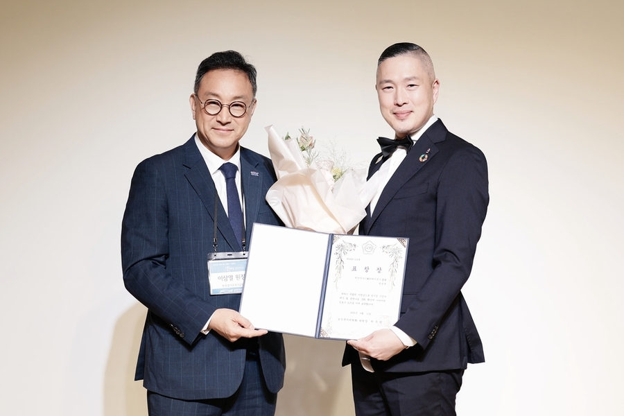 ▲ '2025년 생명나눔 기증자 기념행사'에서 장기조직 기증자의 장묘 후원을 통해 기증자의 숭고한 희생을 기리고 유족의 생명나눔 결정을 존중하는 인도주의 문화 확산에 기여한 공로로 국회 보건복지위원회 상임위원장 표창을 수상했다.(왼쪽부터 이삼열  한국장기조직기증원장, 장상욱  Nove & Novello 이사)ⓒ장상욱 Nove & Novello 이사 제공 ▲ '2025년 생명나눔 기증자 기념행사'에서 장기조직 기증자의 장묘 후원을 통해 기증자의 숭고한 희생을 기리고 유족의 생명나눔 결정을 존중하는 인도주의 문화 확산에 기여한 공로로 국회 보건복지위원회 상임위원장 표창을 수상했다.(왼쪽부터 이삼열  한국장기조직기증원장, 장상욱  Nove & Novello 이사)ⓒ장상욱 Nove & Novello 이사 제공