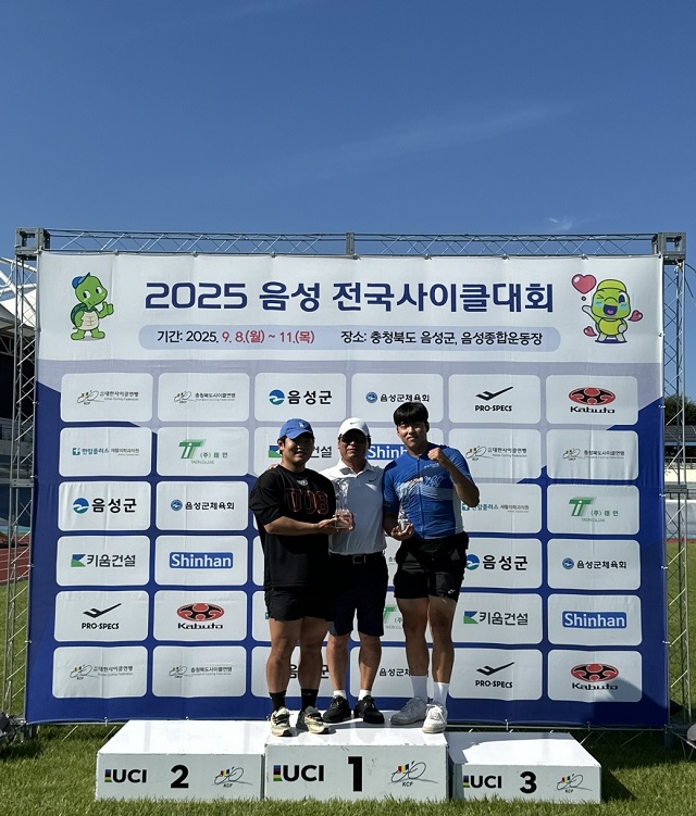 ▲ 왼쪽부터  한오성 선수, 박염식 감독, 김준호 선수.ⓒ포항시체육회