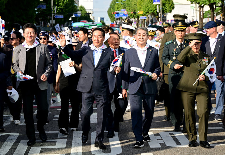 ▲ 유정복(가운데) 인천광역시장이 14일 동인천역 남광장에서 중구청까지 제75주년 인천상륙작전 기념 거리퍼레이드를 하고 있다.ⓒ인천시 제공
