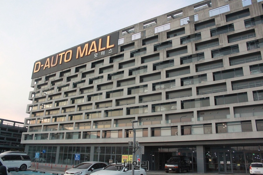 ▲ 중부권 최대 중고차 매매단지인 대전 디오토몰㈜ 매매상사들이 유성구청의 50만 원의 과징금 부과와 후속 영업정지 가능성에 반발, 효력정지 가처분을 신청하며 본격적인 법정 다툼에 나섰다. 사진은 중고자동차 매매단지인 대전 디오토몰.ⓒ뉴데일리