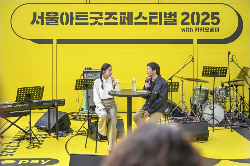 ▲ 올해 처음 열린 서울아트굿즈페스티벌 현장(박천휴 작가와 배우 박진주의 토크 콘서트).ⓒ세종문화회관