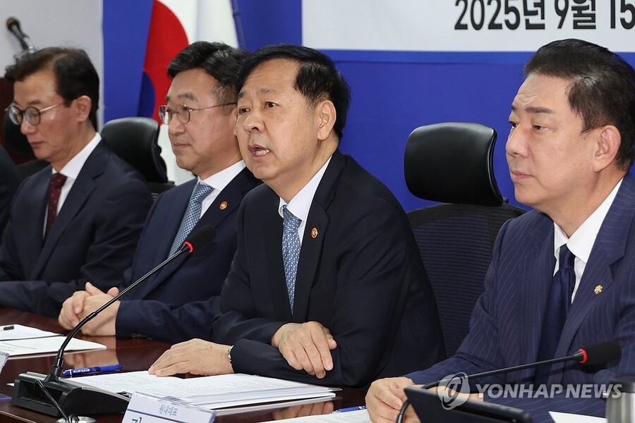 ▲ 구윤철 부총리 겸 기획재정부 장관이 15일 서울 여의도 국회에서 열린 '추석 민생안정대책 당정협의'에서 주식양도세 부과 대상인 대주주 기준을 현행 50억원으로 유지하기로 했다고 밝히고 있다.  ⓒ연합뉴스