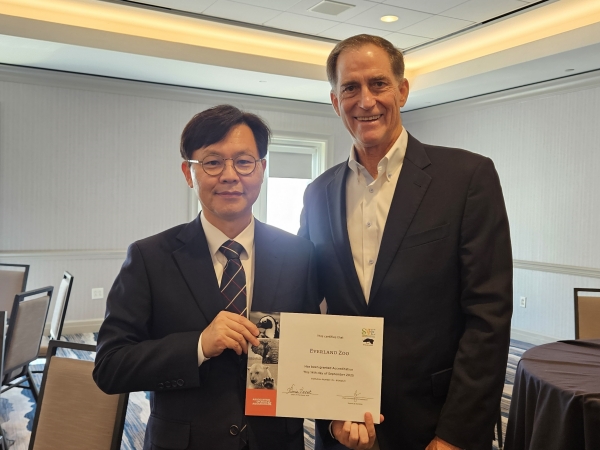 ▲ 정동희 에버랜드 동물원장(좌)과 댄 애쉬(Dan Ashe) 미국동물원수족관협회 회장(우)ⓒ에버랜드