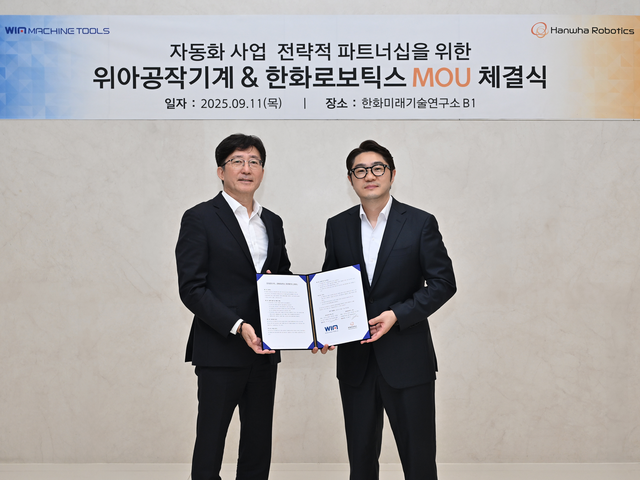 ▲ 정병찬 한화로보틱스 대표(오른쪽)와 주재진 위아공작기계 대표(왼쪽)가 지난 11일 경기도 성남시 분당구 한화미래기술연구소에서 열린 MOU 체결식에서 기념사진을 찍고 있다. ⓒ한화로보틱스