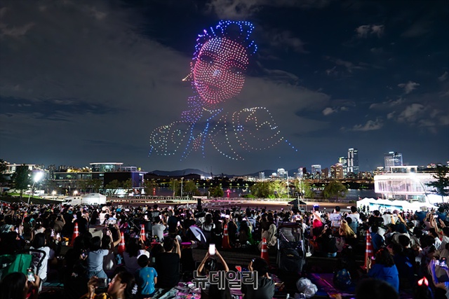 ▲ '2025 한강 불빛 공연(드론 라이트쇼)'가 열린 서울 광진구 뚝섬한강공원에서 영화 '케이팝 데몬 헌터스(케데헌)'를 주제로 1200여대의 드론이 밤하늘을 수놓고 있다. 250907 사진=서성진 기자. ⓒ뉴데일리