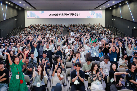 ▲ 인천 송도국제도시에서 열린 2025 삼성바이오로직스 가족초청행사에 참석한 임직원과 가족들이 행사 시작에 앞서 환호성을 보내고 있다. ⓒ삼성바이오로직스