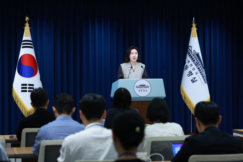 ▲ 강유정 대변인이 15일 서울 용산 대통령실 청사에서 핵심규제 합리화 전략회의 관련 브리핑을 하고 있다. ⓒ뉴시스