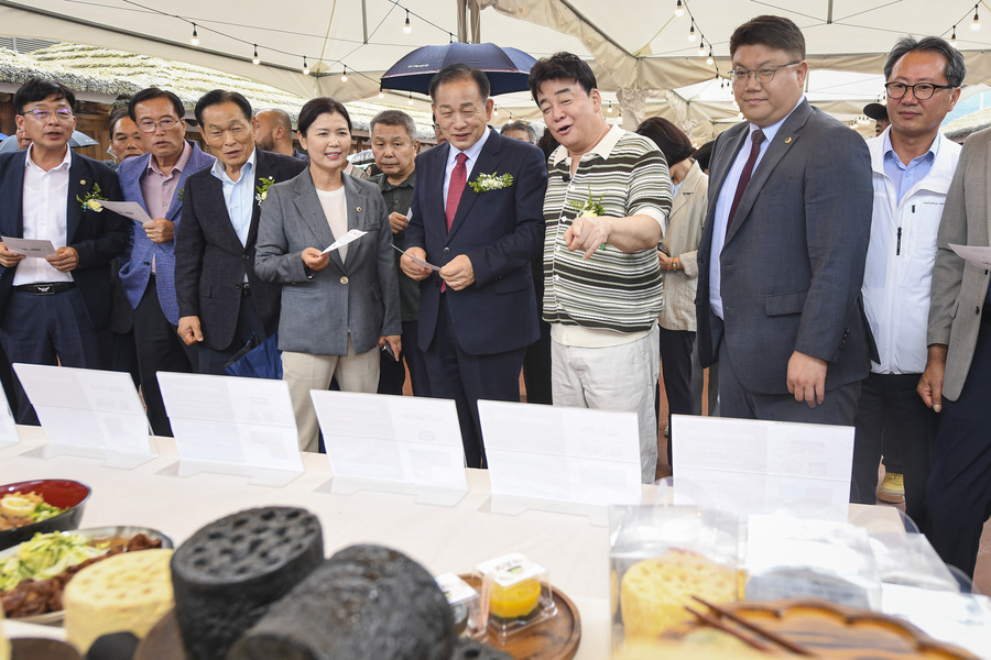▲ 신현국 문경시장(왼족에서 다섯번째)과 백종원대표(여섯번째)가 참석자들과 개장식에서 장터를 둘러보고 있다ⓒ문경시 제공