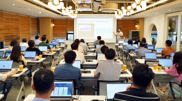 ▲ 대전테크노파크가 전 직원 대상 AX 트렌드·실무 교육을 진행했다.ⓒ대전테크노파크