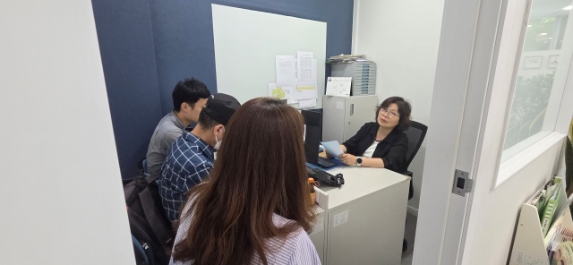 ▲ 대면 상담을 하고 있는 화성시금융복지상담지원센터 상담사ⓒ화성시 제공