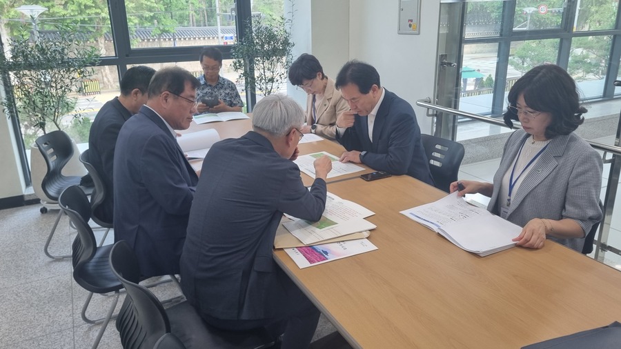 ▲ 이승화산청군수가 지난 2월부터 국비 확보 보고회를 열고 기획재정부 등 중앙부처와 국회를 꾸준히 방문해 사업의 필요성을 적극 설명한 결과 재난 안전, 환경, 관광 등 다양한 신규사업이 반영돼 사업 추진에 속도가 붙게 됐다.ⓒ산청군