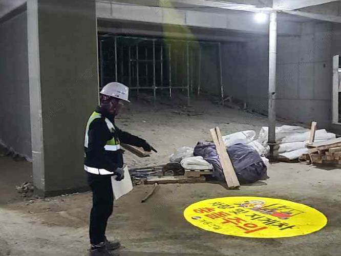 ▲ 한국토지주택공사(LH) 관계자가 건설현장 안전점검을 실시하고 있다. ⓒLH