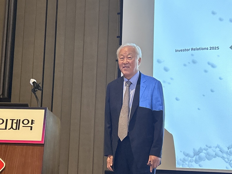 ▲ 이행명 명인제약 대표가 15일 기업설명회에 앞서 기념 사진을 촬영하고 있다. ⓒ조희연 기자