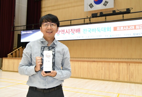 ▲ 목진석 9단이 '울산시장배 프로시니어최강전'에서 이창호 9단을 꺾고 우승을 차지했다.ⓒ한국기원 제공