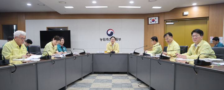 ▲ 아프리카돼지열병 중앙사고수습본부가 15일 관계부처와 지자체가 참여하는 중수본 회의를 개최해 아프리카돼지열병 발생 상황과 방역 대책을 점검하고 있다. ⓒ농림축산식품부