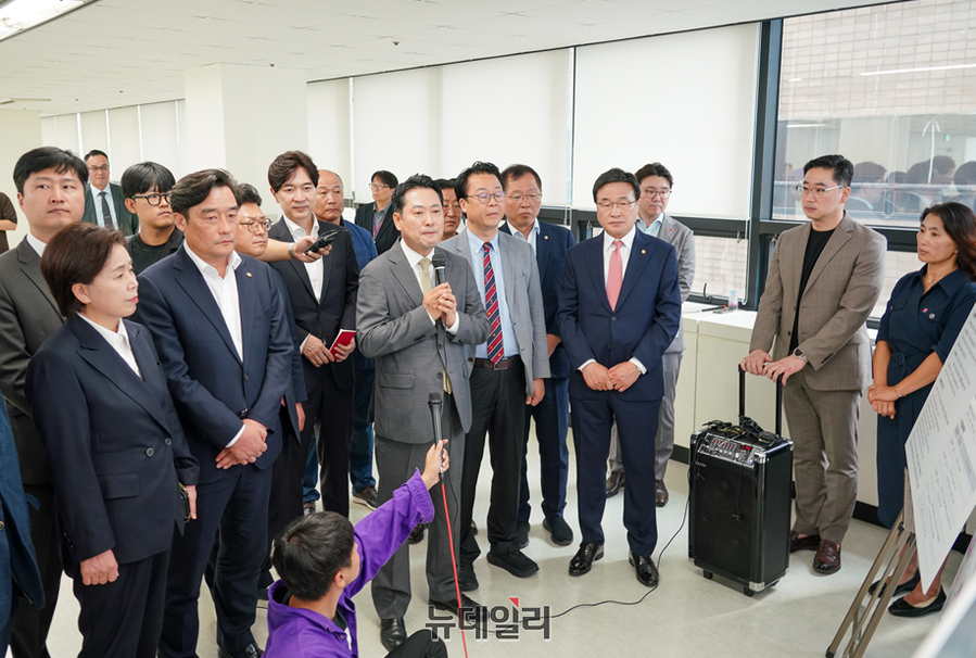 ▲ 장동혁 국민의힘 대표가 15일 오전 부산 동구 해양수산부 임시청사인 IM빌딩을 방문해 발언을 하고 있다.ⓒ변진성 기자