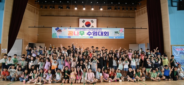 ▲ 2025년도 화성도시공사 꿈나무 수영대회에 참가한 선수들이 화이팅을 외치고 있다ⓒ화성도시공사 제공