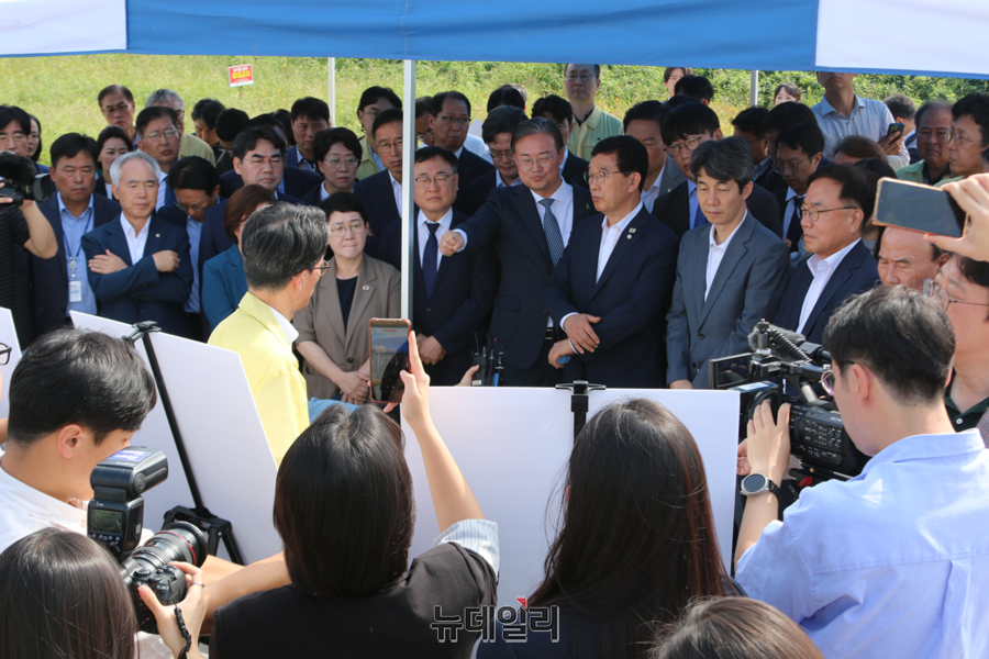 ▲ 국회 행정안전위원회가 15일 오전 청주 오송 궁평2지하차도 참사 현장을 찾아 제방 절개와 하천 점용허가 관리 문제를 집중 점검했다.ⓒ이길표 기자