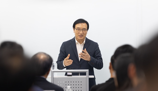 ▲ 임태희 경기도교육감이 15일 포천 선단초등학교에서 열린 '포천지역 관리자(교장)과의 소통시간'에 참석해 인사말을 하고 있다. ⓒ경기도교육청 제공
