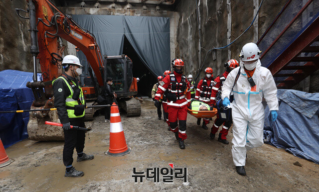 ▲ 건설현장에서 구호조치가 이뤄지고 있는 모습. ⓒ뉴데일리DB