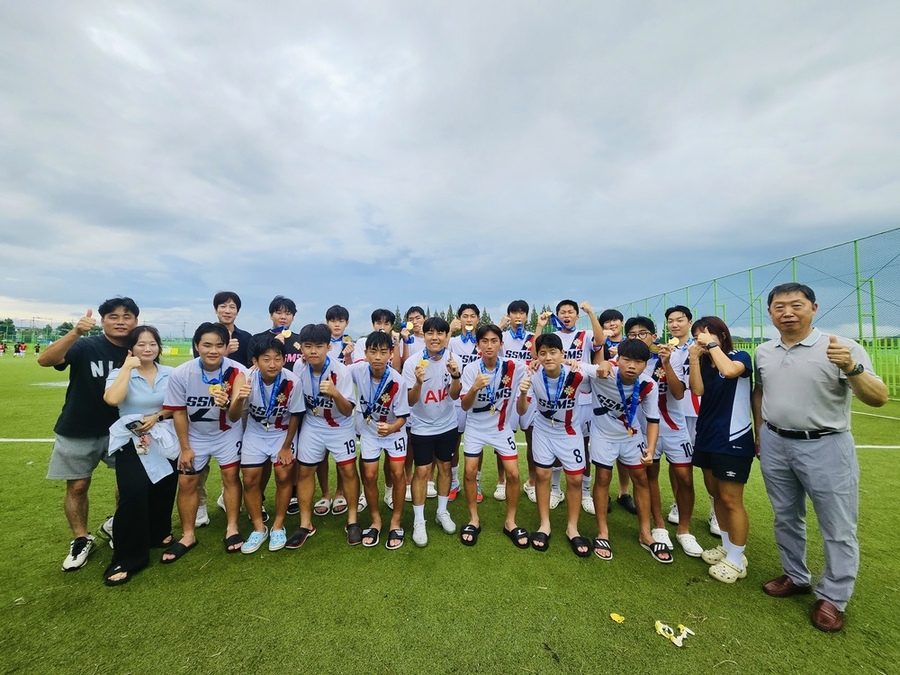 ▲ '제18회 광주광역시교육감배 학교스포츠클럽대회' 축구 부문에서 우승을 차지한후 기념촬영을 하고있다.(앞줄 오른쪽 서석중 교장 정동진)ⓒ광주서석중학교 제공
