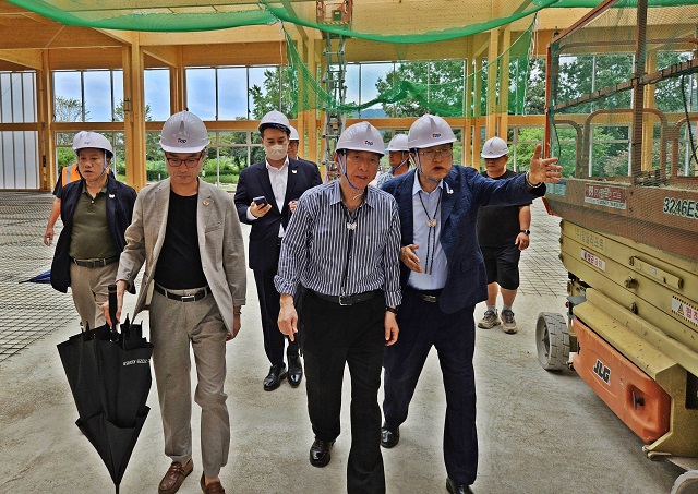 ▲ 지난 14일 경주화백컨벤션센터 공사 현장을 찾아 시설 점검에 나선 김석기 국회 외교통일위원장(오른쪽 앞줄 두 번째)과 주낙영 시장(오른쪽 앞줄 첫 번째).ⓒ경주시