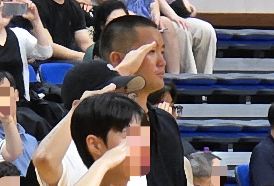 ▲ 이재용 삼성전자 회장의 장남 지호씨가 15일 경남 창원시 진해구 해군사관학교에서 열린 해군 학사장교 사관후보생 입영식에 참석해 거수 경례를 하고 있다.ⓒ삼성전자