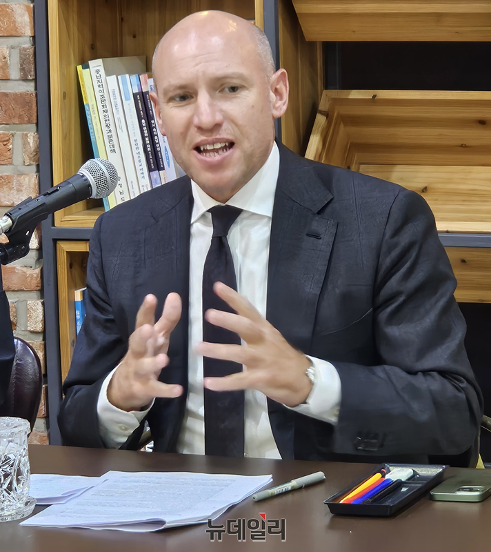 ▲ 독일 헨센주 만프레도 펜츠 장관이 15일 충남도청 프레스센터에서 기자간담회에서 질의에 대한 답변을 하고 있다.ⓒ김정원 기자