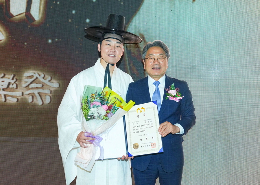 ▲ 강기정 광주광역시장이 15일 오후 남구 빛고을시민문화관에서 열린 ‘제33회 임방울국악제 전국대회 본선 시상식’에 참석해 판소리 명창부 김정훈씨에게 대통령상을 수여하고 있다.ⓒ광주광역시 제공