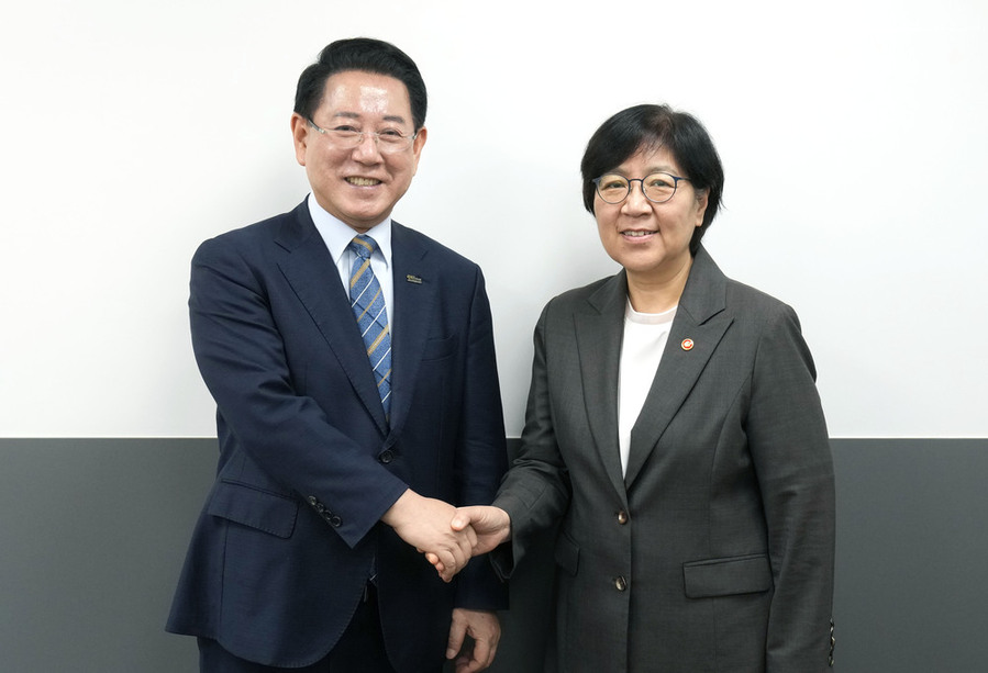 ▲ 김영록 전라남도지사가 15일 오전 정부서울청사에서 정은경 보건복지부 장관과 면담을 갖고 전남 국립의대 설립 등 전남도 핵심 사업 해결을 위한 건의 및 협조를 요청하고 있다.ⓒ전라남도 제공