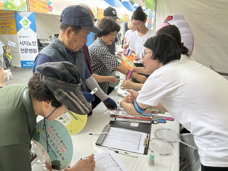 ▲ 지난 13일 오후 4시부터 9시까지 대구스타디움 서편광장에서 열린 ‘제19회 수성건강축제 건강체험관’에서 간호학과는 ‘심뇌혈관 튼튼 프로젝트’ 부스를 운영했다.ⓒ수성대