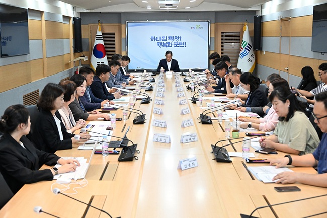 ▲ 강원도 평창군(군수 심재국)이 오는 10월 22일부터 25일까지 평창에서 열리는 '2025 세계올림픽도시연맹 총회'의 성공적인 개최를 위해 15일 군청 소회의실에서 추진보고회를 개최했다. 평창군은 이번 보고회를 통해 2025 총회 세부 프로그램 운영계획과 올림픽 유산시설 투어, 한국 문화 체험, 안전 관리 대책 등을 점검했다. ⓒ평창군