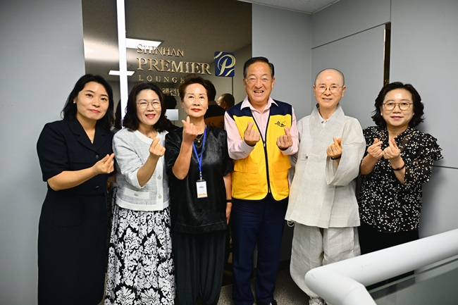 ▲ 이병선 속초시장이 15일 관내 금융기관 7곳에 배치된 '시니어 금융업무 지원사업' 현장 중 4곳의 기관을 방문해 참여 어르신들의 근무 여건과 시민 반응 등을 직접 점검하고 사업 전반의 추진 상황을 청취했다. ⓒ속초시