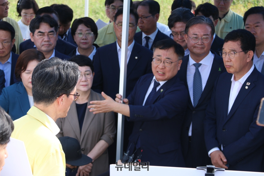 ▲ 국회 행정안전위원회는 15일 청주 오송 궁평2지하차도 참사 국정조사와 관련해 현장조사에 이어 충북도의회에서 현장질의가 있었다. 사진은 오송참사 현장에서 국회 행안위원회 소속 이광희 의원(청주 서원)이 기관 보고를 하는 관련자에게 관련 기관이 책임회피만 한다고 강하게 질책하고 있다.ⓒ이길표 기자