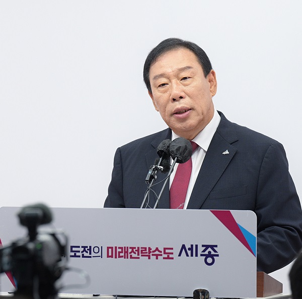 ▲ 최민호 세종시장이 15일 세종시청 정음실에서 브리핑을 열고 세종보 재가동과 관련해 “공청회 등 공론화 절차를 반드시 거쳐야 한다”며 환경부의 일방적 결정을 비판하고 있다.ⓒ세종시