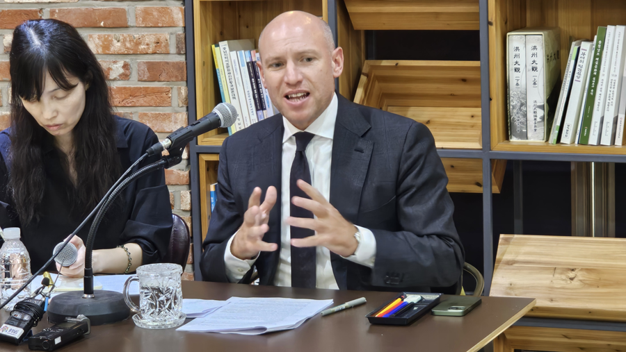 ▲ 충남도를 방문한 독일 헨센주 만프레도 펜츠 장관이 15일 도청 프레스센터에서 열린 기자간담회에서 “헨센주는 유럽 최대 물류·금융 거점으로 제약·화학·AI 등 첨단산업이 집적된 곳”이라며 “AI 연구센터와 직업교육 시스템을 기반으로 충남과 혁신·전문 인력 교류, 기후변화 공동 대응 협력 모델을 만들고 싶다”고 밝히고 있다.ⓒ김정원 기자